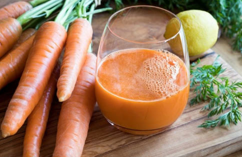 Suco de cenoura com limão