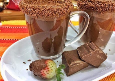 Chocolate quente com barra de chocolate