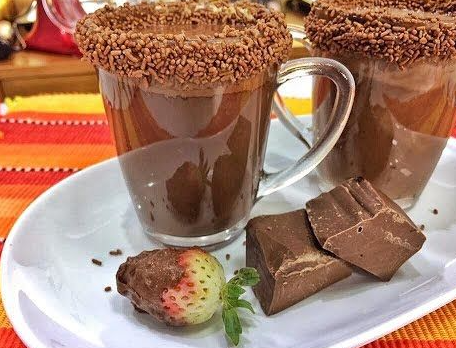 Chocolate quente com barra de chocolate