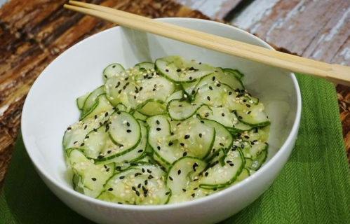 Salada de pepino japonês