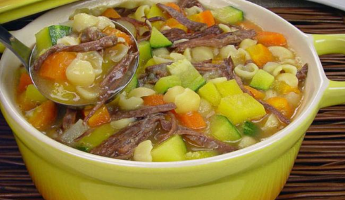 Sopa de macarrão com carne