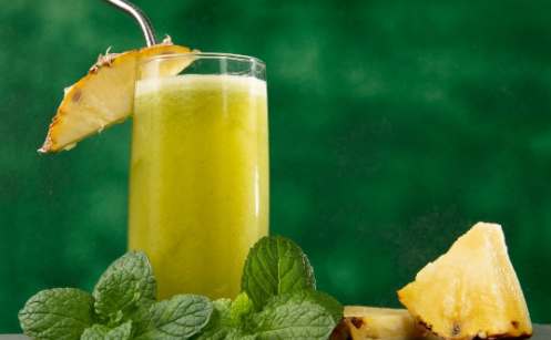 Suco de abacaxi com limão