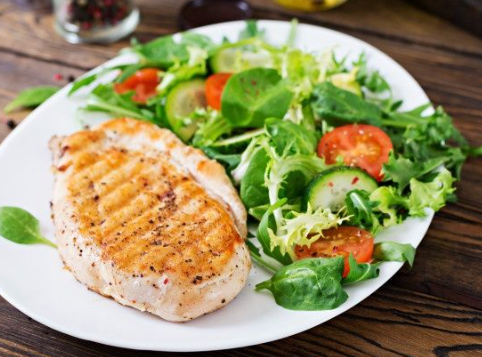 Salada com peito de frango