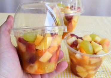 Salada de frutas com suco de laranja