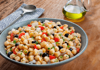 Salada de grão de bico com bacalhau