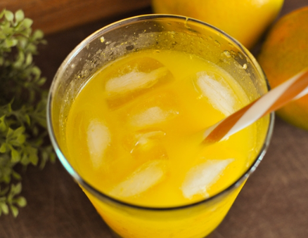 Suco de laranja no liquidificador