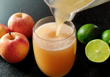 Suco de maçã com limão