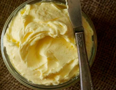 Manteiga caseira com nata
