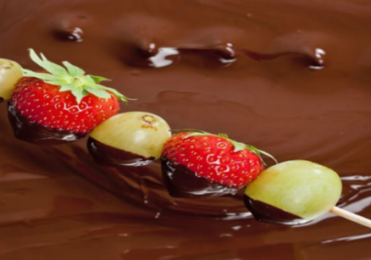 Palito de frutas com chocolate
