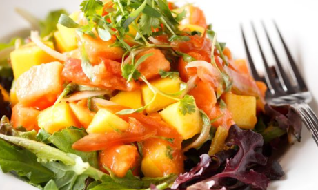 Salada agridoce com frutas