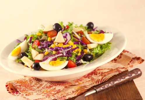 Salada de legumes cozidos com ovos