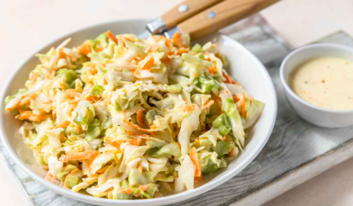 Salada doce de repolho com frutas