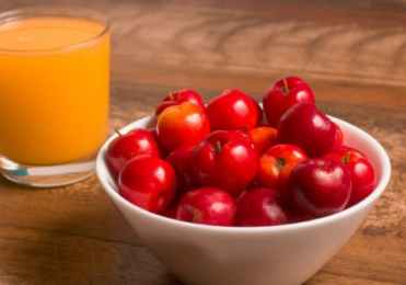 Suco de acerola com laranja