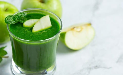 Suco detox de couve e maçã