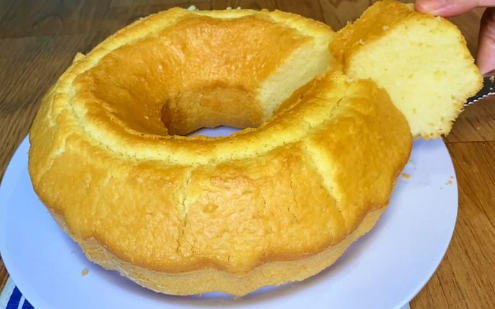 Bolo de arroz com queijo ralado