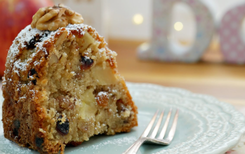 Bolo de maçã com uva passa