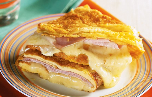 Omelete com queijo e presunto