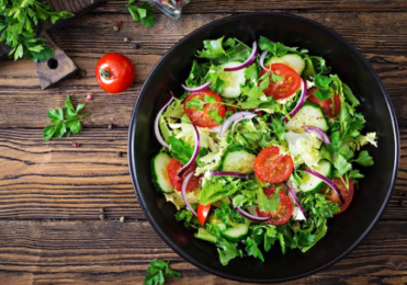 Salada com cebola roxa