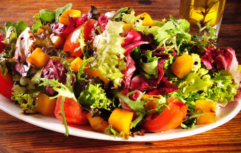 Salada com frutas e verduras