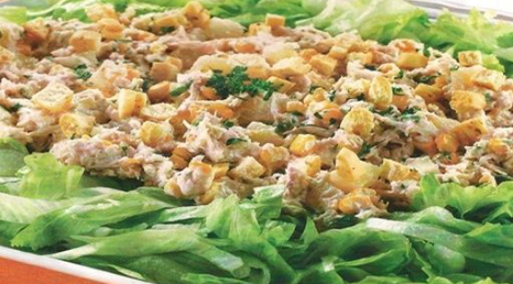 Salada de frango defumado com abacaxi