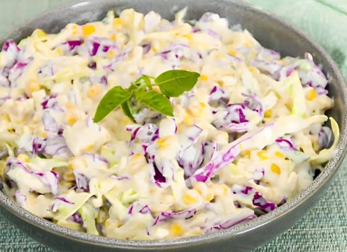 Salada de repolho com abacaxi e uva passa