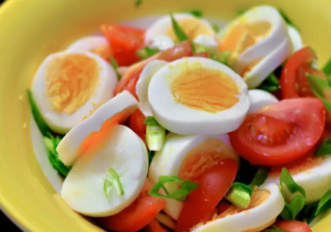 Salada de tomate com ovo
