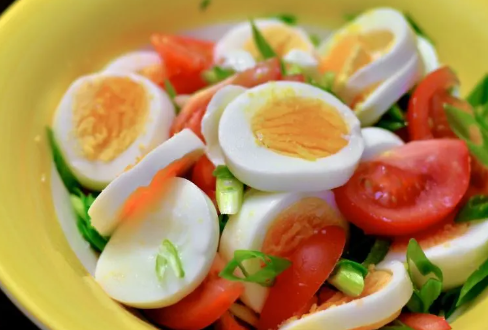 Salada de tomate com ovo