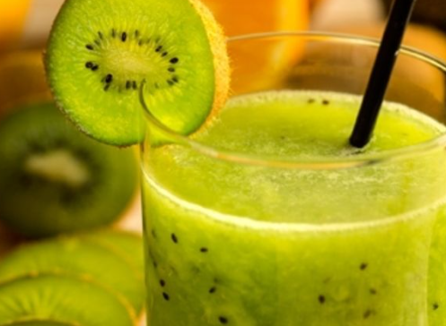 Suco de kiwi com limão