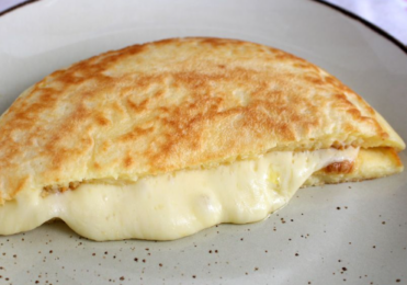 Pão de queijo de frigideira com tapioca