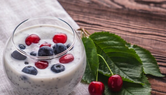 Pudim de chia com frutas