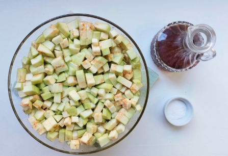 Salada de berinjela crua