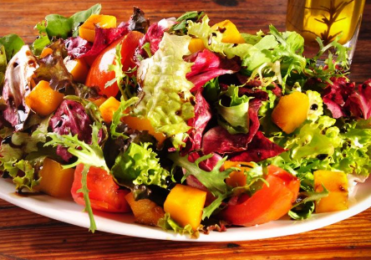 Salada de verduras com frutas