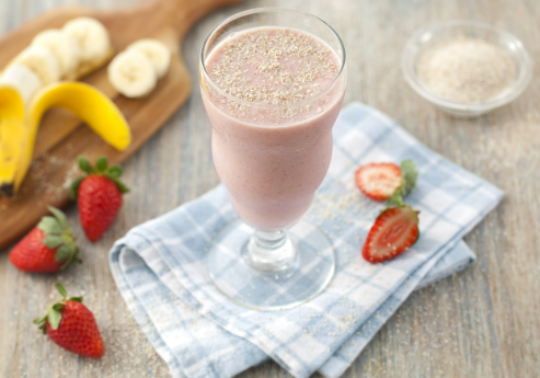 Vitamina de banana com morango e aveia