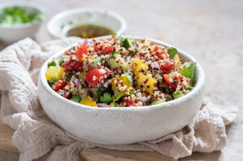 Salada de quinoa com legumes