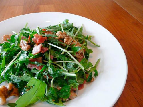 Salada de Rúcula com bacon e nozes