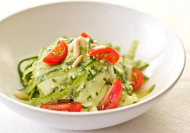 Spaghetti de abobrinha com pesto de manjericão