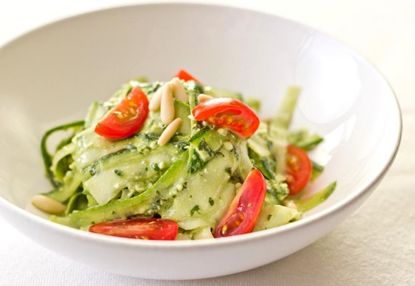 Spaghetti de abobrinha com pesto de manjericão